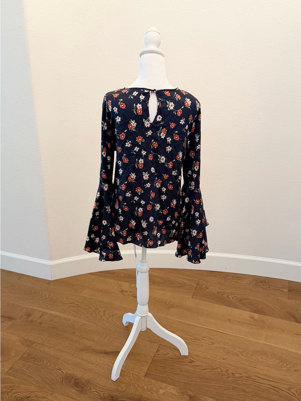 Milly Luxury Silk Blue Floral Flared Bell Sleeve Keyhole Back Crewneck Top - 6 - Picture 2 of 4